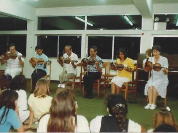 Profesores de violín en una noche de despedida en el aeropuerto, años 80s